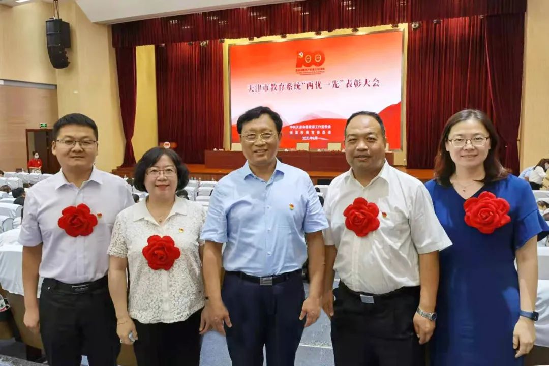 新葡萄多个集体和个人获“两优一先”表彰