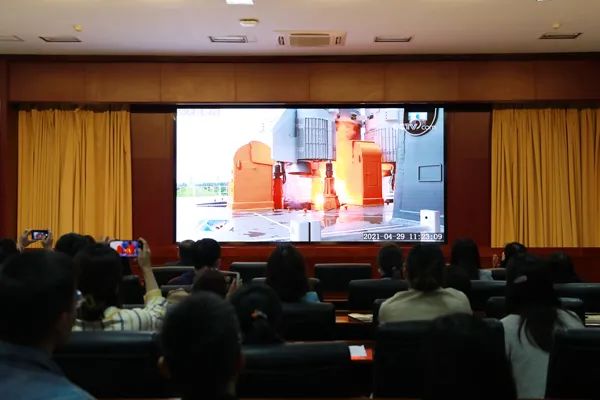 新葡萄师生热议天和核心舱成功发射