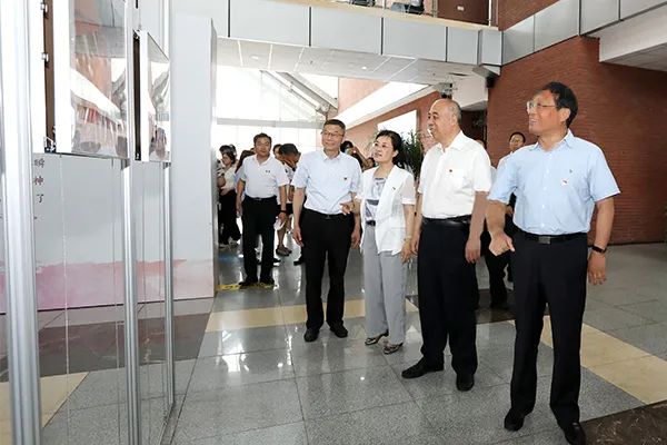 新葡萄庆祝中国共产党成立100周年系列展览开幕