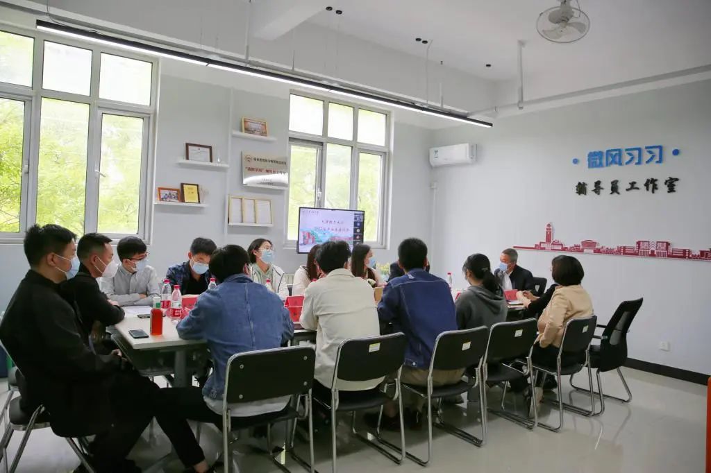 新葡萄召开学生座谈会