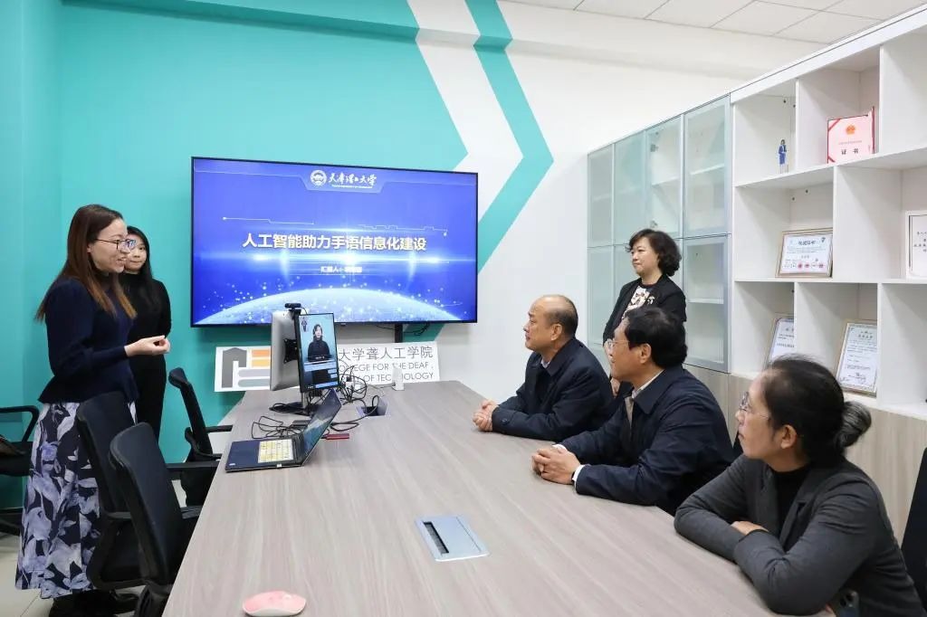 中国残联副理事长胡向阳一行到新葡萄调研