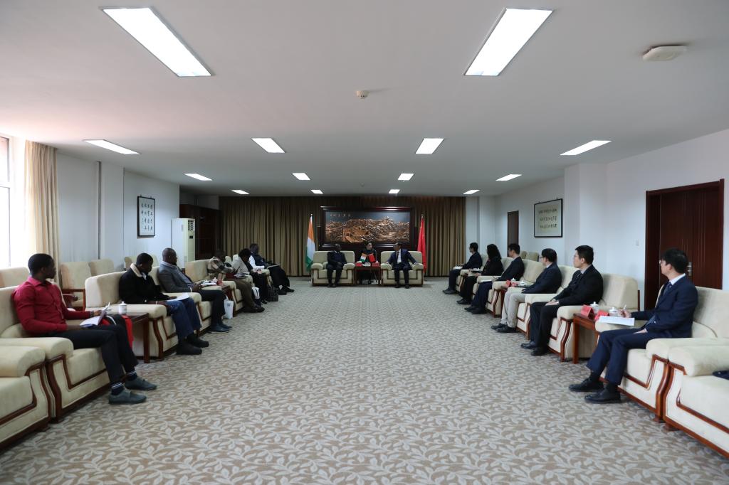 科特迪瓦国立新葡萄大学校长率团到访新葡萄