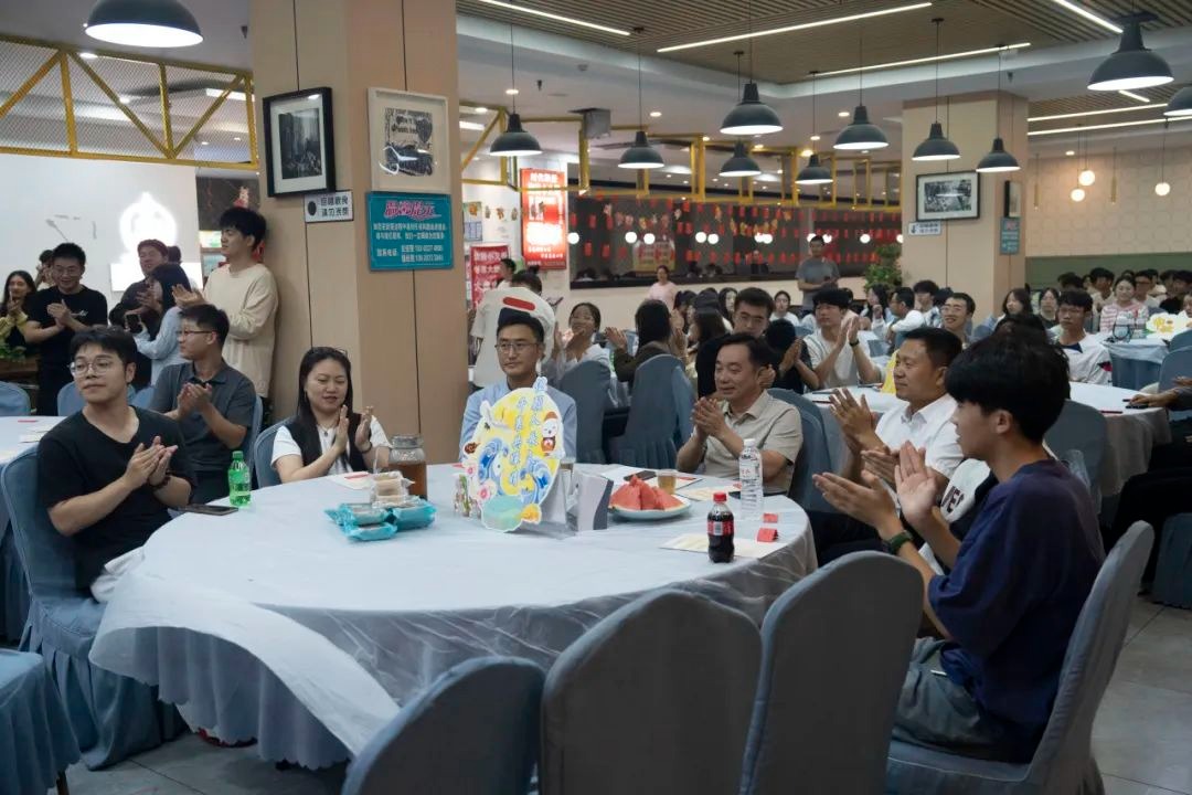 新葡萄举办“月圆耀新葡萄 桃李庆华章”中秋联欢会