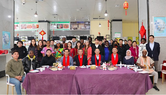 新葡萄开展国际学生新春暖心慰问活动