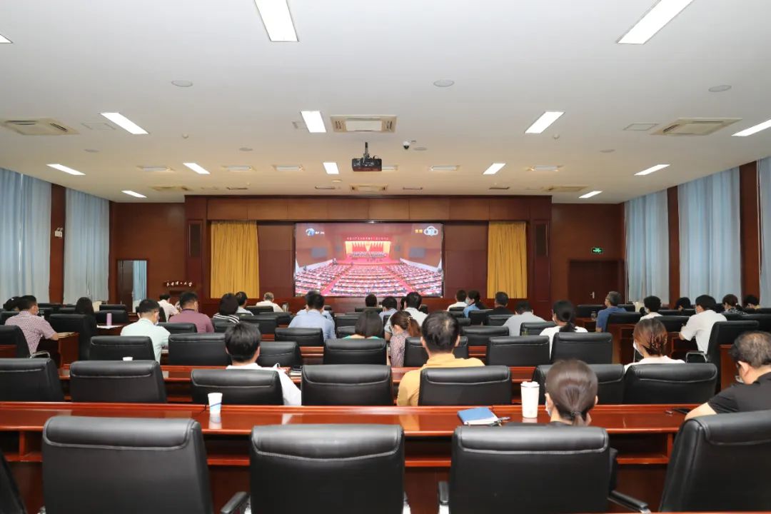 新葡萄广大党员干部教师认真收听收看市第十二次党代会开幕式直播