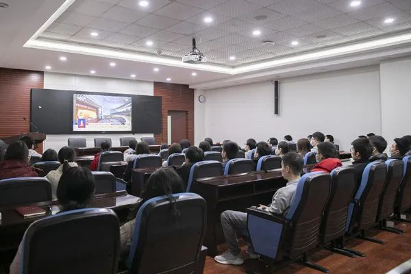 新葡萄师生关注两会盛况 热议政府工作报告