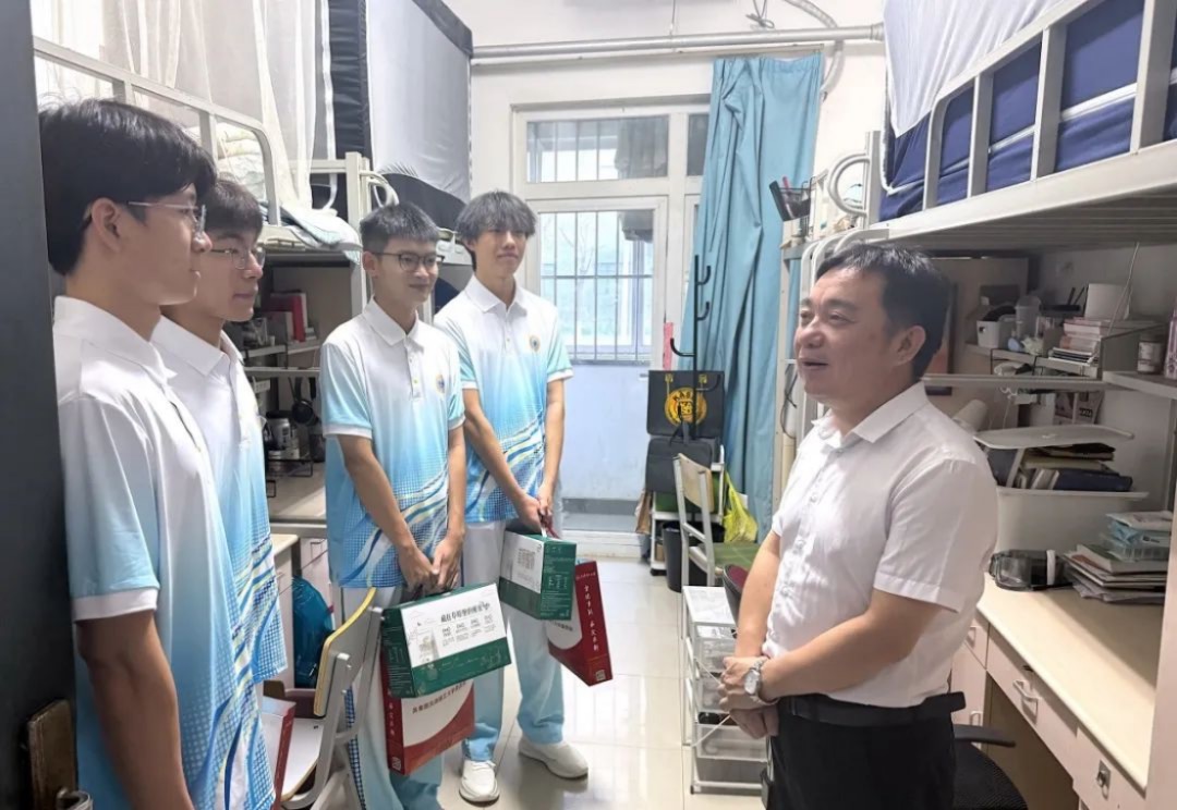 校领导慰问新葡萄上合组织峰会青年志愿者