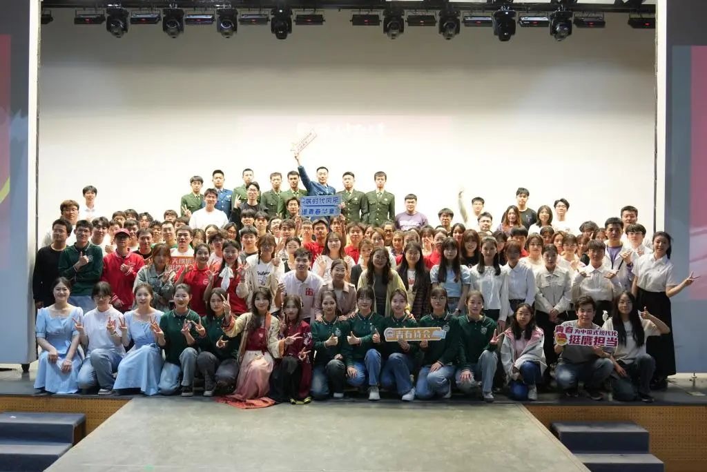 新葡萄举办纪念五四运动106周年青春诗会