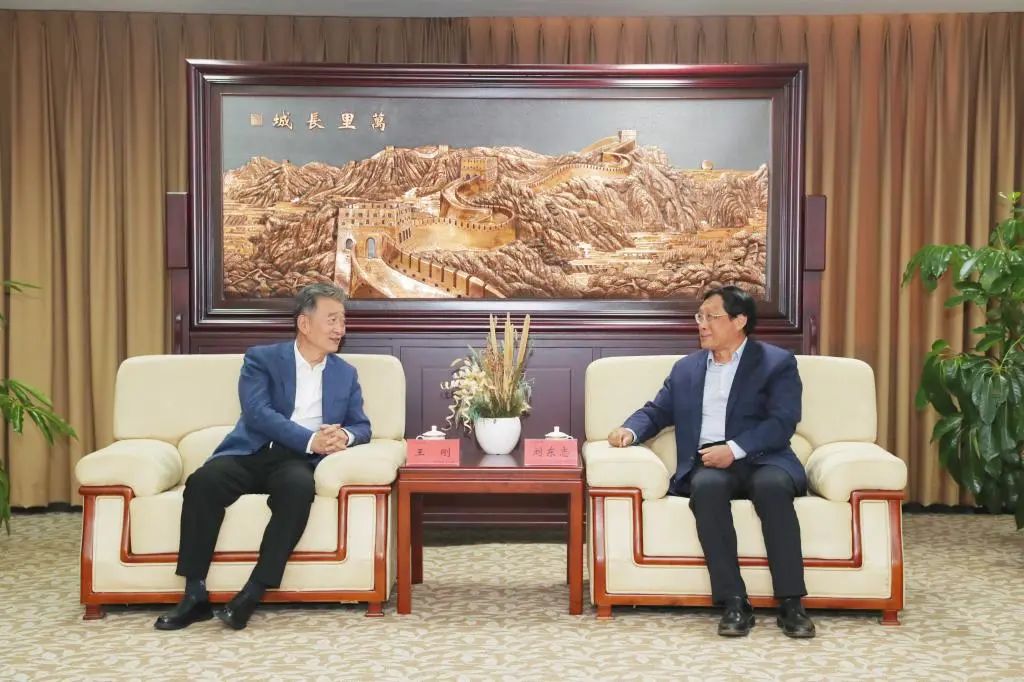 民进中央“凝心铸魂强根基、团结奋进新征程” 主题教育调研座谈会在新葡萄召开