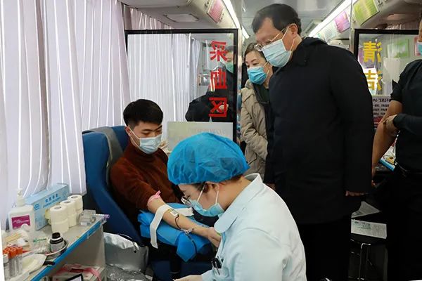 新葡萄开展“仁爱之师，热血奉献”职工无偿献血活动