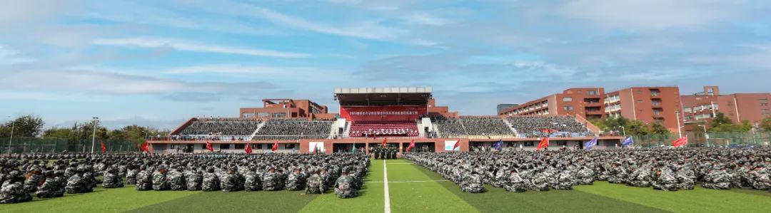 新葡萄举行2022级学生开学典礼暨本科生军事技能训练成果汇报大会