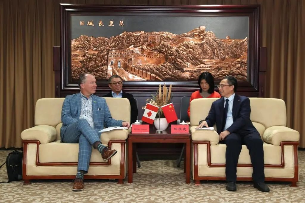 加拿大魁北克大学席库提米分校校长团来访新葡萄